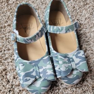 Girls Pipsqueaks boutique bow Flats, size 1, fit like an 11/12
